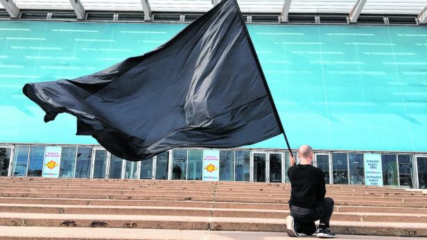Schwarze Flagge: Protest vor der Eishalle - aber gegen was genau?