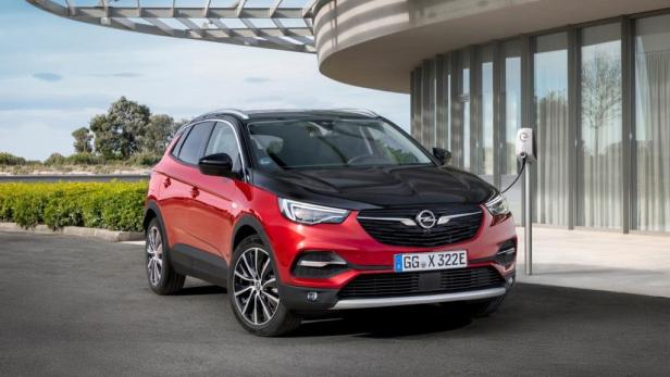 Optional mit schwarz lackierter Motorhaube zu haben: Grandland X Hybrid4