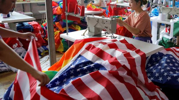 Beim Preis hört sich Patriotismus auf: Eine chinesische Arbeiterin näht eine Stars-and-Stripes-Flagge.