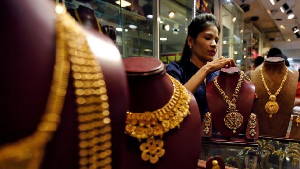 Schauraum in Mumbai: Eine Verkäuferin drapiert den Goldschmuck