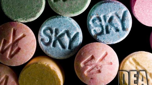 Höherer Wirkstoffgehalt verschiedener Drogen - im Bild Ecstasy-Tabletten - soll die Nachfrage erhöhen, warnen Experten. Jede Woche werden zwei neue synthetische Substanzen nachgewiesen.