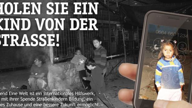 Ein Handy zeigt das Foto eines Kindes; im Hintergrund sind weitere Kinder zu sehen.