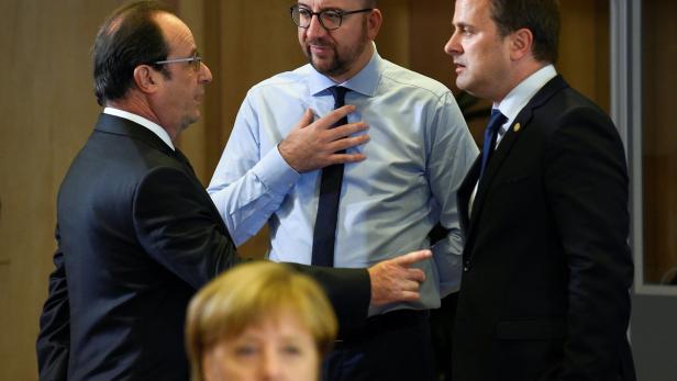 Präsident Hollande im Gespräch mit den Regierungschefs aus Belgien und Luxemburg