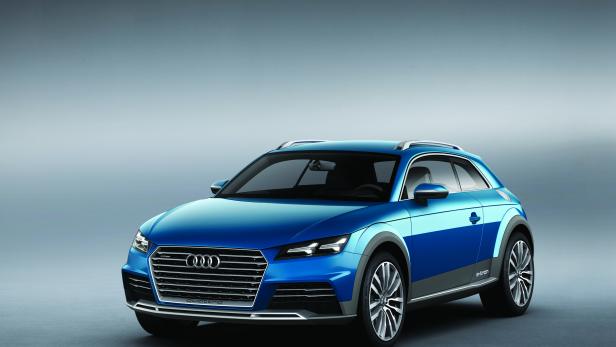 Ein blauer Audi e-tron steht vor einem grauen Hintergrund.