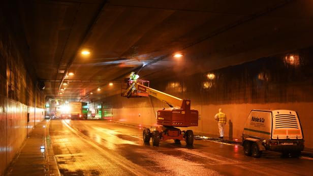Nach Lkw-Brand auf S1: Tunnel Rannersdorf wieder befahrbar