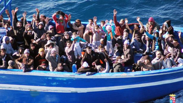 Jänner 2014, ein Flüchtlingsboot nähert sich der Insel Lampedusa, die nur 130 Kilometer von Tunesien (und 200 Kilometer von Sizilien) entfernt ist