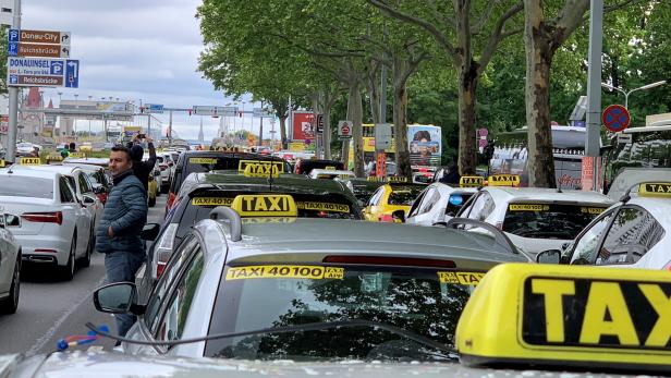Taxler-Konvoi zog gegen Uber durch Wien