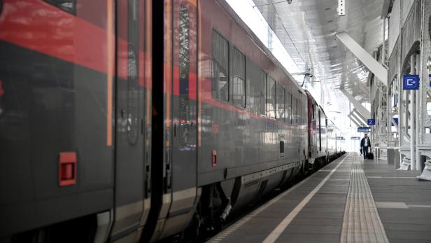 Im Zug nach St. Pölten: Bande attackierte Mann, der Zivilcourage zeigte