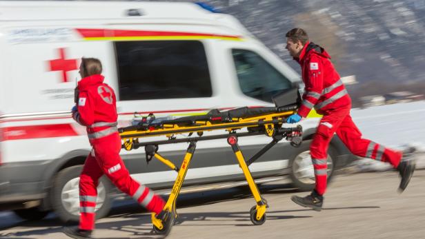 Verletzter wurde rasch ins Med-Klinikum III nach Linz transportiert, konnte aber nicht mehr gerettet werden (Symbolbild)