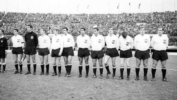 Nationalmannschaft 1968: Links die LASKler Gerhard Sturmberger (Kapitän), Willi Harreither (Tormann) und Helmut Köglberger (Sechster von links)