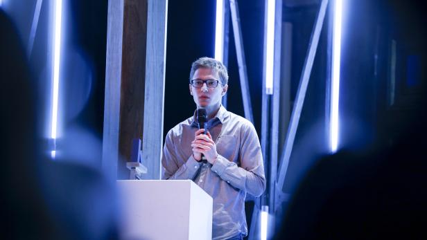 Der Kabarett-Jungstar Christoph Fritz eröffnet das KURIER #speakout Festival im MuseumsQuartier.