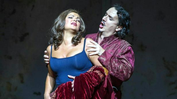 Anna Netebko, sensationell, als Leonore und Artur Ruciński, solider Bariton, als Conte di Luna in Verdis &quot;Il Trovatore&quot; in der Regie von Alvis Hermanis.