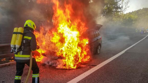 Auto brannte lichterloh: Familie floh vor dem Feuer