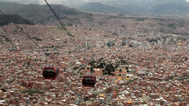 Blick über La Paz, Bolivien, mit Gondeln der Seilbahn im Vordergrund.