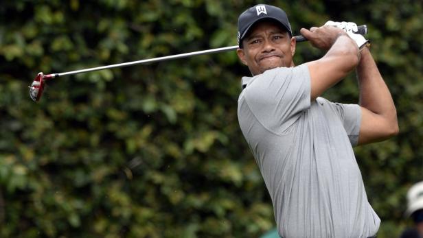Tiger Woods schwingt seinen Golfschläger auf dem Golfplatz.
