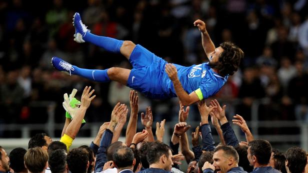 Feier-Tag: Die Mitspieler ließen Pirlo auch bei einem Benefiz-Spiel im San-Siro-Stadion von Mailand hochleben.