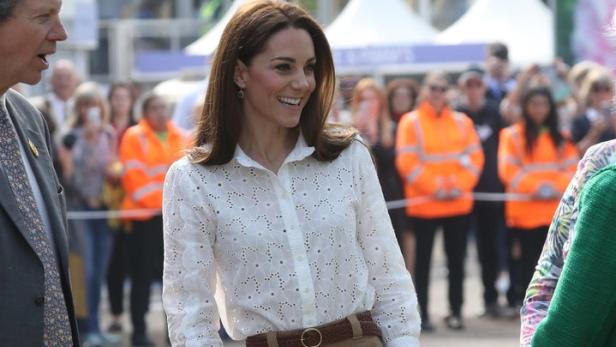 Herzogin Kate ließ sich on London in Culottes blicken