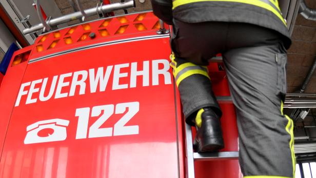 69 Feuerwehrleute kämpften nach Explosion gegen Brand in Wien
