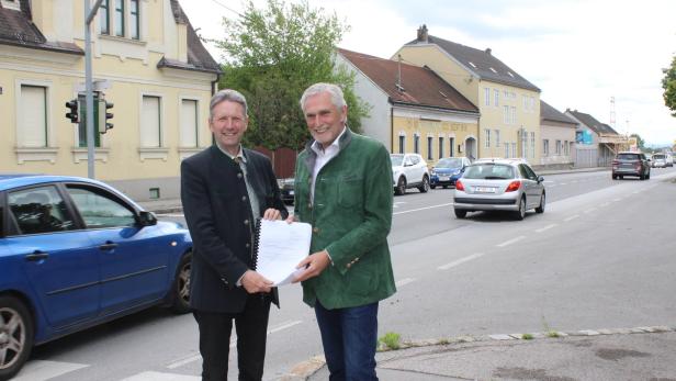 Die Bürgermeister Friedrich Quirgst (links, ÖVP) und Walter Krutis (ÖVP) mit dem UVP Bescheid