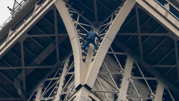 Mann kletterte auf Eiffelturm: Wahrzeichen evakuiert