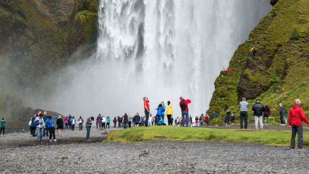 Viele Island-Touristen entdecken vor allem den Süden des Landes (Bild: Wasserfall in Skogar). Nun wird mit dem Arctic Coast Way der Norden der Insel stark beworben.