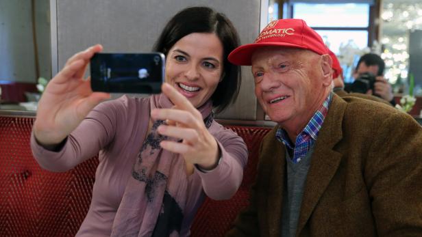 Niki Lauda mit Barbara Reiter 2014 - als Selfies noch etwas Besonderes waren
