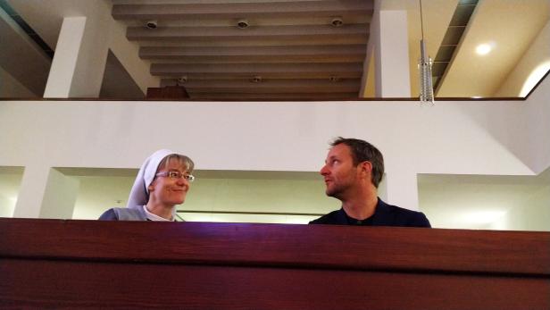 Strolz im Gespräch mit Schwester Barbara in der Kapelle