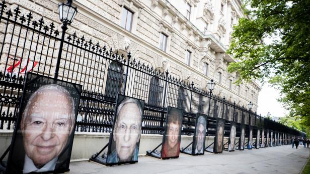 Erinnerungs-Bilder an NS-Opfer in Wien mit Hakenkreuzen beschmiert