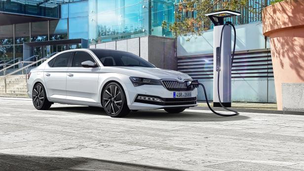 Skoda liftet und elektrifiziert den Superb