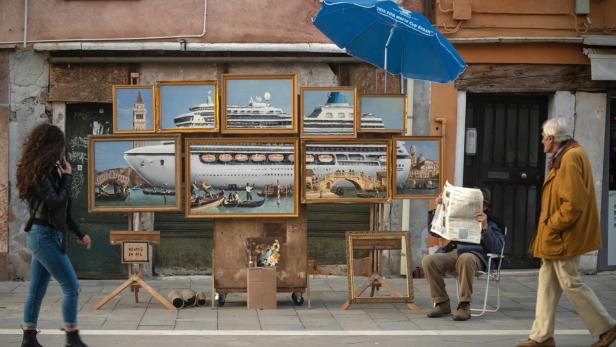 @Banksy: Der anonyme Street-Art-Künstler baute in Venedig einen Strassenstand auf und präsentierte ein Kreuzfahrtschiff