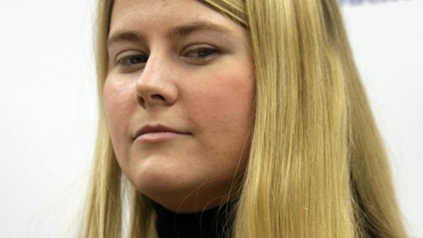 Austrian kidnap victim Natascha Kampusch poses with her book 3,096 Days during a photo call in a bookstore in Vienna September 9, 2010. Kampusch&#039;s memoirs, which appeared in Vienna on Tuesday, recounts how her captor Wolfgang Priklopil starved her, beat her so badly that she could not lie on her back and forced her to clean his house half naked, calling her his slave. REUTERS/Heinz-Peter Bader (AUSTRIA - Tags: ENTERTAINMENT SOCIETY)