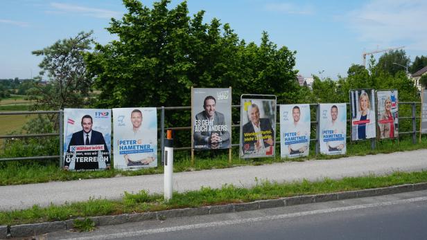 Plakatmix in Leonding vor sonntägiger Bürgermeisterwahl und Wahl zum EU-Parlament