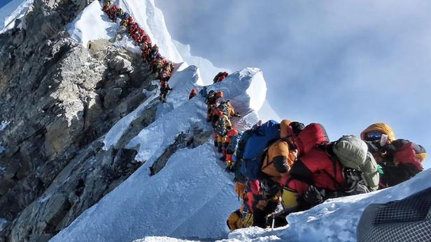 Schlangestehen am Mount Everest: Hochsaison für Gipfelstürmer