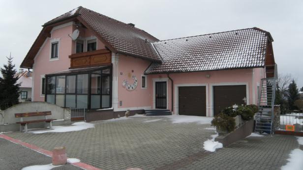 Im Keller dieses Hauses in einer kleinen Ortschaft im Bezirk Tulln, NÖ, befand sich das Bordell