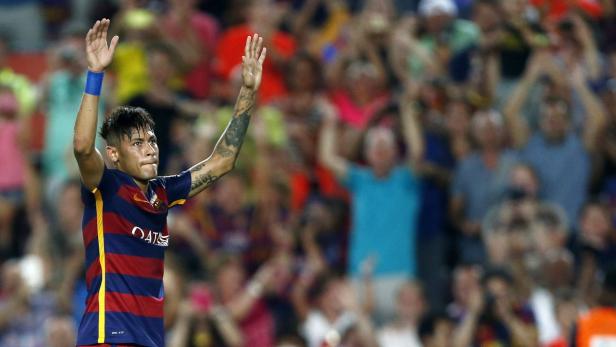 Neymar jubelt mit erhobenen Armen vor einer jubelnden Menschenmenge.