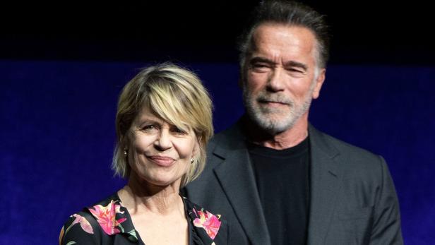Linda Hamilton bei einem Pressetermin mit Arnold Schwarzenegger.