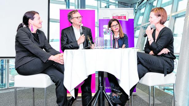 Magenta-Chefs Sabine Bothe, Andreas Bierwirth und Maria Zesch mit Sandra Baierl (KURIER, v. li.)