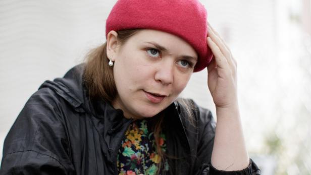 Stefanie Sargnagel: Die rote Mütze fehlt bei keinem Auftritt.