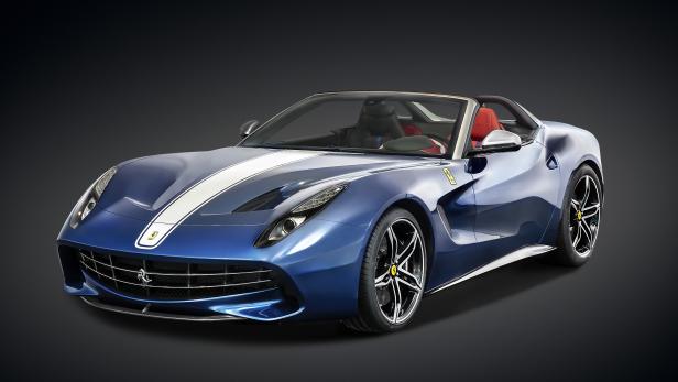 Ein blauer Ferrari 812 GTS mit weißem Streifen vor dunklem Hintergrund.