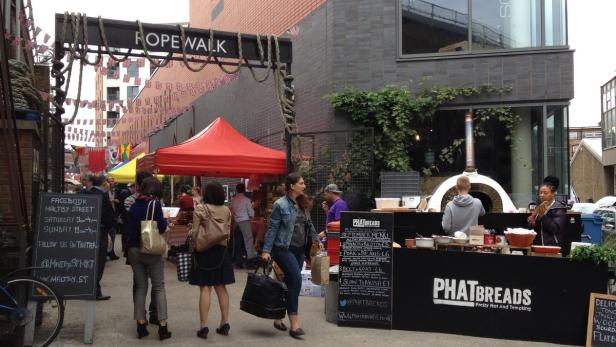 Besucher auf dem Maltby Street Market unter dem „Rope Walk“-Schild.