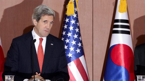 epa03659340 U.S Secretary of State John Kerry speaks with South Korean Foreign Minister Yun Byung-Se (R) during a joint press conference at the Ministry of Foreign Affairs in Seoul, South Korea, 12 April 2013. Kerry arrived in South Korea earlier in the day for talks with South Korean Foreign Minister Yun Byung-se as tensions mount over North Korea&#039;s threats. Yun and Kerry met in Washington a week earlier. Pyongyang is believed to have moved missiles into firing position. The visit to Seoul is the first leg of his three-nation Asia tour that will also take him to China and Japan. EPA/JEON HEON-KYUN