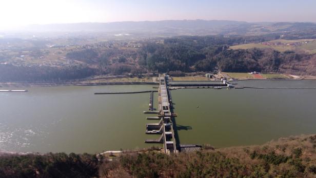 Eine Luftaufnahme des Donaukraftwerks Aschach, aufgenommen im März 2015. (Archivbild)