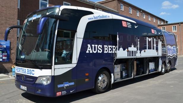 Der Mannschaftsbus von Hertha BSC mit der Aufschrift „Aus Berlin“.