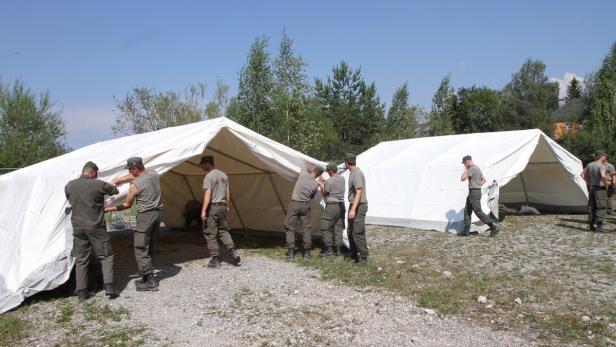 50 Zelte wurden am Samstag vom Bundesheer auf dem Gelände der Schwarzenberg-Kaserne aufgestellt.