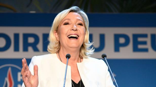Le Pen bei einer ersten Rede nach Bekanntgabe des vorläufigen EU-Wahl-Resultats.