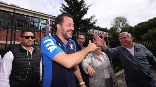 Salvini, der Meinungsführer: Lega siegt, Fünf Sterne sacken ab