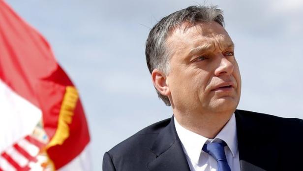 Hungarian Prime Minister Viktor Orban attends a foundation stone laying ceremony for a new division of the Knorr-Bremse factory in Kecskemet, 90km (56 miles) east of Budapest, April 11, 2013. REUTERS/Laszlo Balogh (HUNGARY - Tags: TRANSPORT BUSINESS POLITICS)