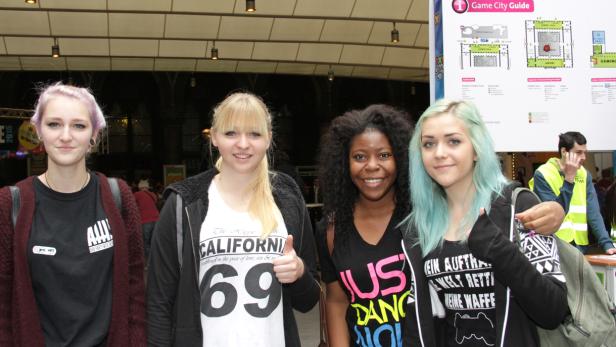 Bunte Game City - vier Besucherinnen mit unterschiedlichen Haarfarben ;)