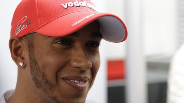 Ein Porträt von Lewis Hamilton mit einer roten Vodafone-Kappe.