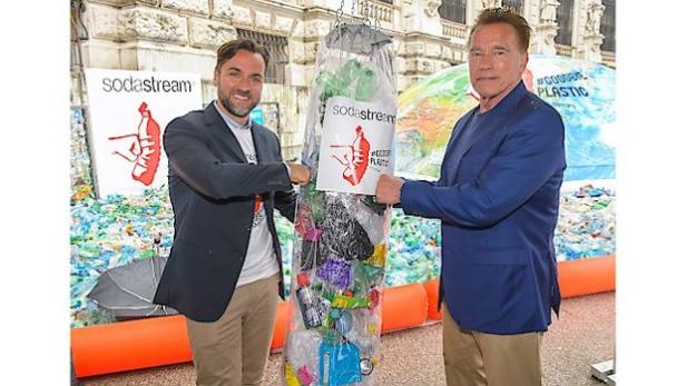 Arnold Schwarzenegger, Ferdinand Barckhahn (CEO SodaStream DACH)/Credit: SodaStream/ Andreas Tischler / Vienna Press